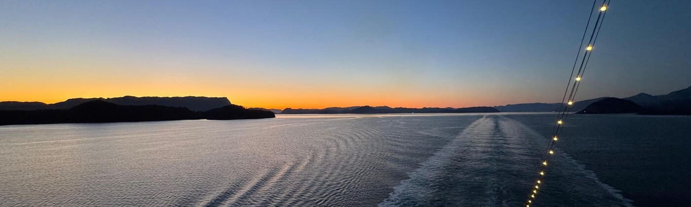 Blick vom Heck auf das Kielwasser bei Sonnenuntergang